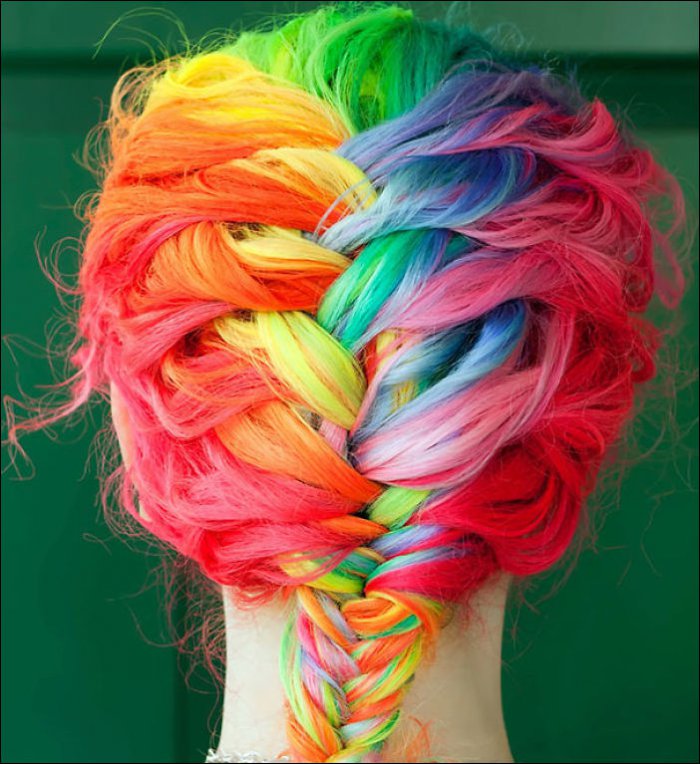 Девушки с разноцветными волосами (19 фото)