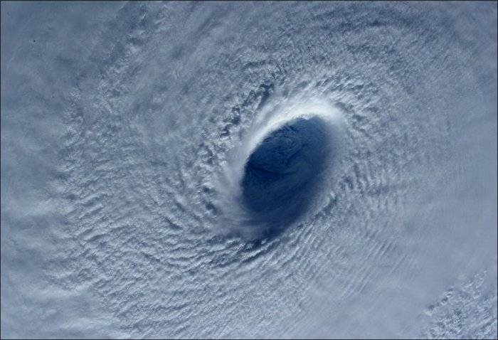 Тайфун Майсак из космоса (10 фото)