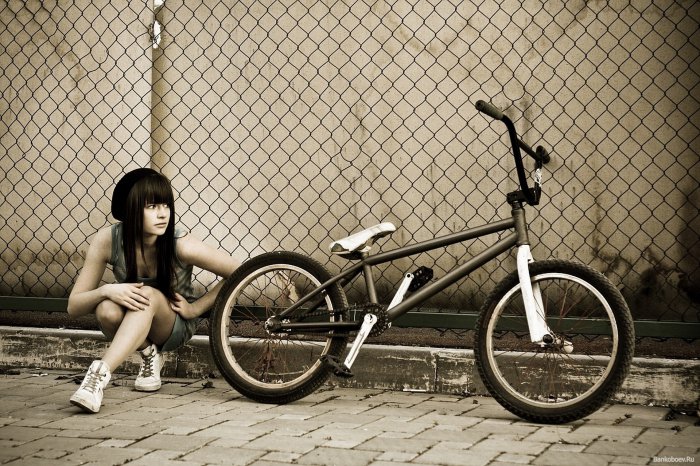 Девушки и велосипеды (20 фото)