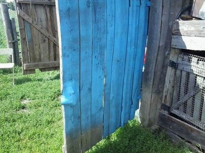 Как не стоит красить забор (2 фото)