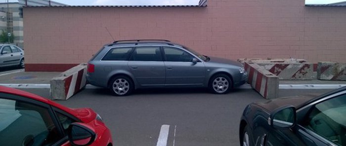 Наказание за неправильную парковку (2 фото)