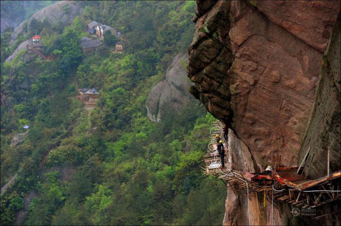 Как строят тропу для туристов в горах Китая (13 фото)