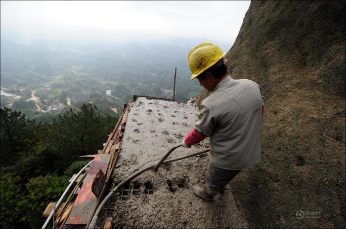 Как строят тропу для туристов в горах Китая (13 фото)