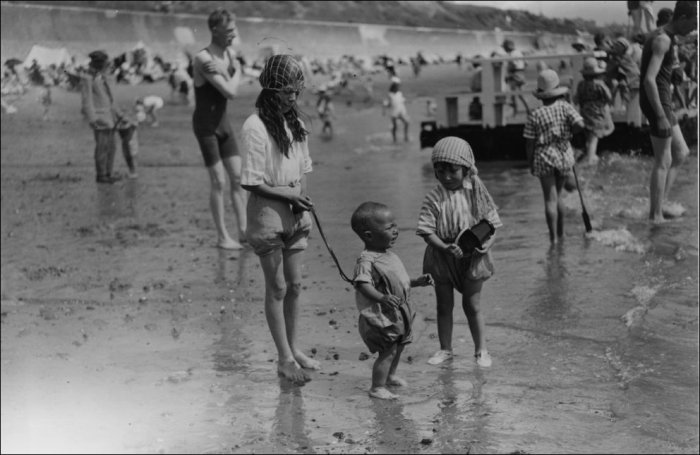 На пляже век назад (35 фото)