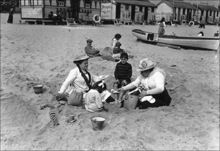 На пляже век назад (35 фото)