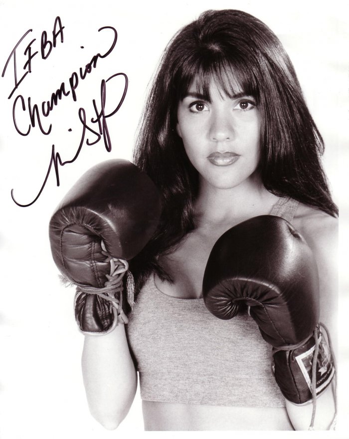 Бывшая чемпионка мира по боксу, а также фотомодель из США Миа Сент-Джон. 