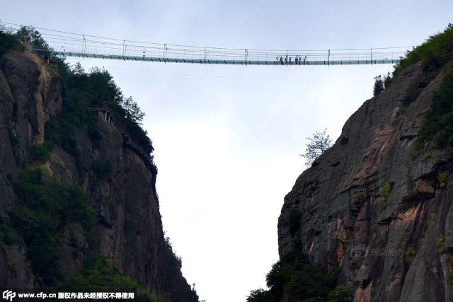 Самый длинный стеклянный мост (6 фото)
