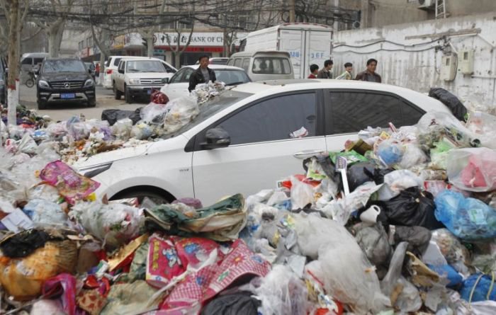 Жесткое наказание за неправильную парковку по-китайски (5 фото)