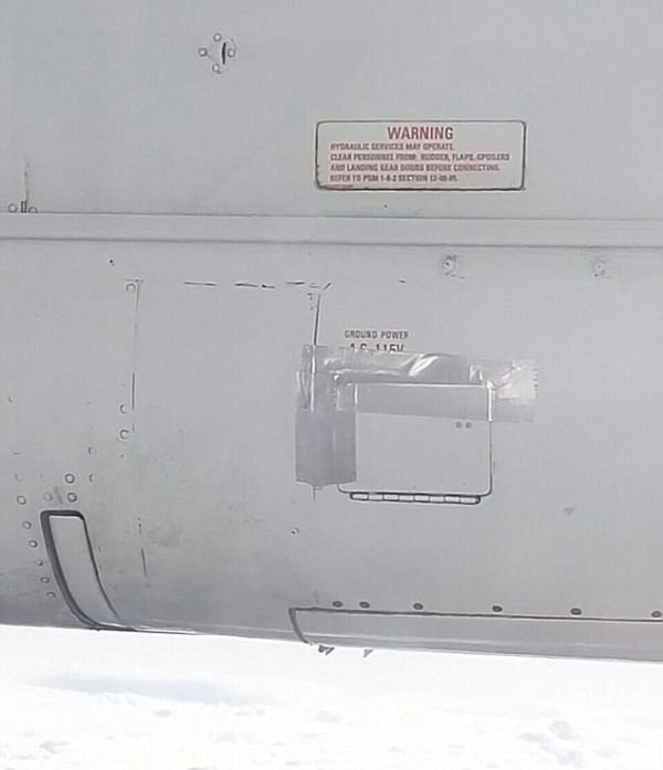 Пугающий ремонт самолета (2 фото)