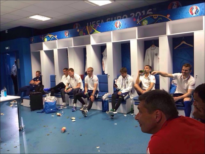 В раздевалке сборной России после матча на Евро 2016 (2 фото)