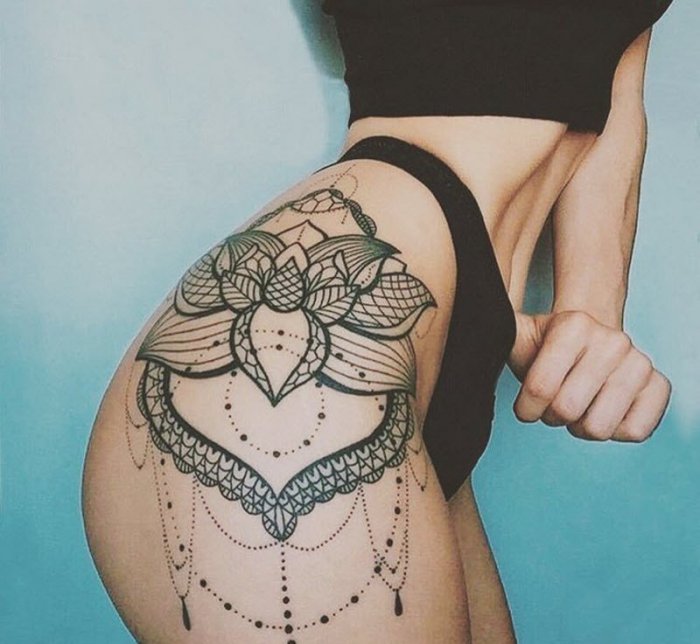 Татуированная по всему телу девушка