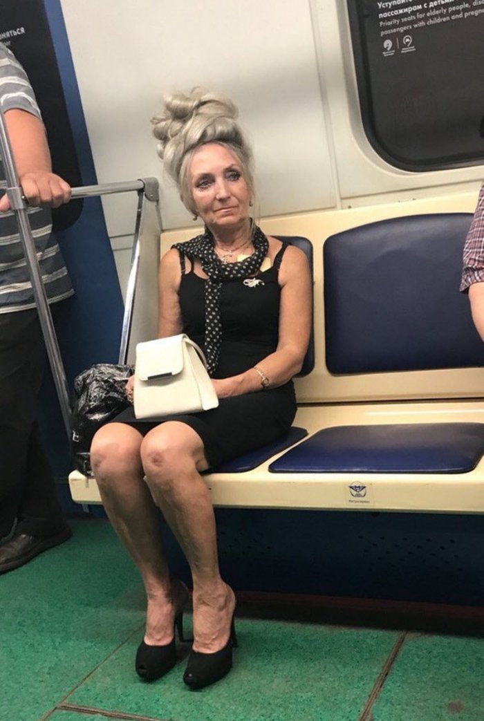 Женщина в метро стрижка