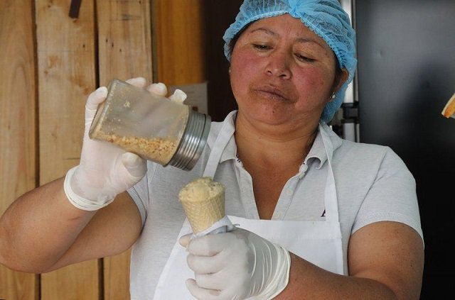 Мороженое из Эквадора с необычным ингредиентом (6 фото)