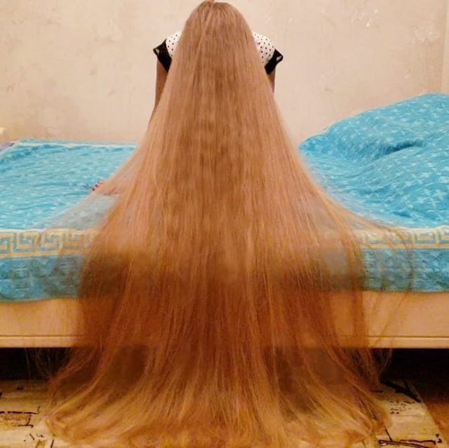 фото на диване, худая девушка, длинные волосы, эстетика, aesthetic 2023, идеи инст
