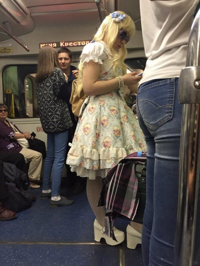 В платье в метро