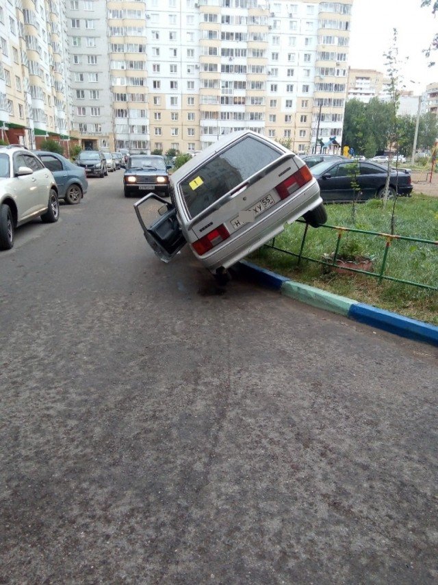 Необычный способ парковки в Омске (6 фото)