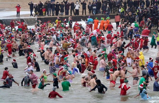 Рождественские купания в Великобритании (27 фото)
