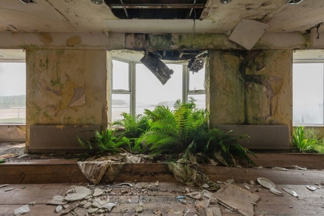 Атмосферные снимки заброшенного отеля в Ирландии