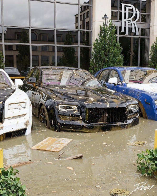 Люксовые машины после наводнения в Дубае (5 фото)