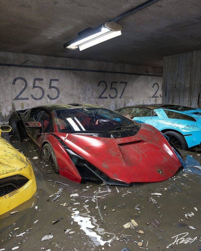 Люксовые машины после наводнения в Дубае