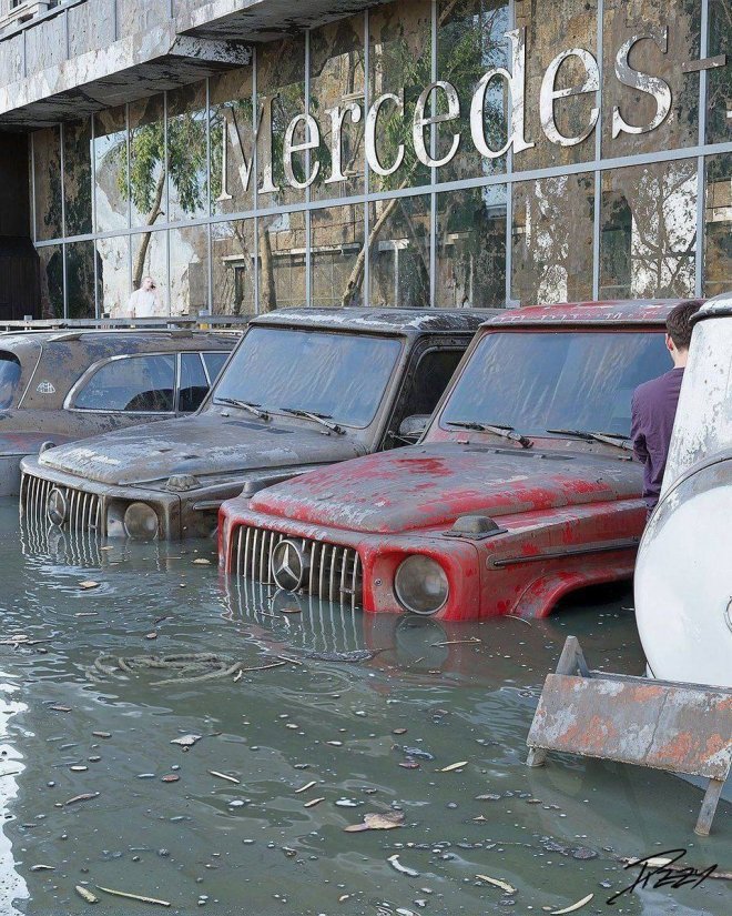 Люксовые машины после наводнения в Дубае