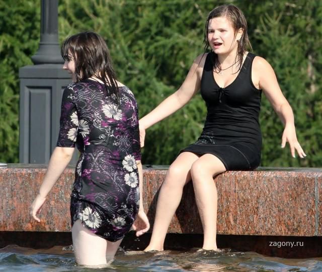 Купалась в платье. Купание женщин в платьях. Женщины купаются в платьях. Девушки купаются в фонтане. Мокрая девушка в фонтане.