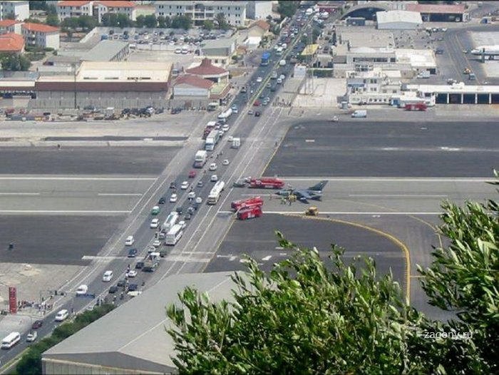 Аэропорт в Гибралтаре (10 фото)