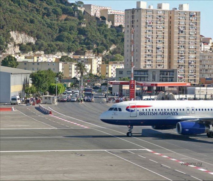 Аэропорт в Гибралтаре (10 фото)