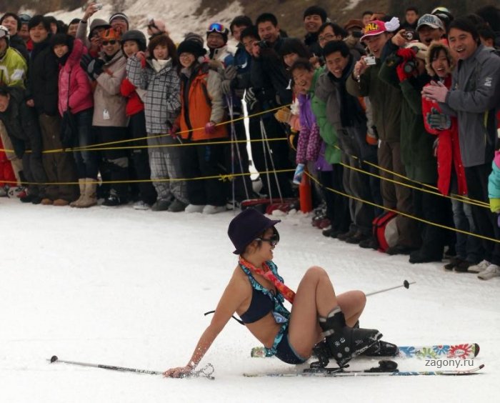На лыжах в бикини (16 фото)