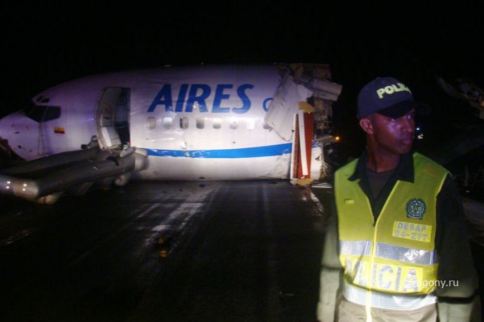 В Колумбии в самолет попала молния (10 фото)