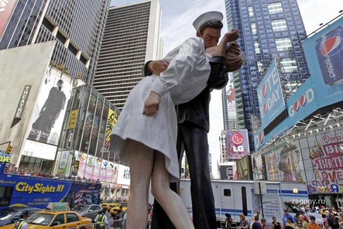 Поцелуй на Таймс Сквер (14 фото)