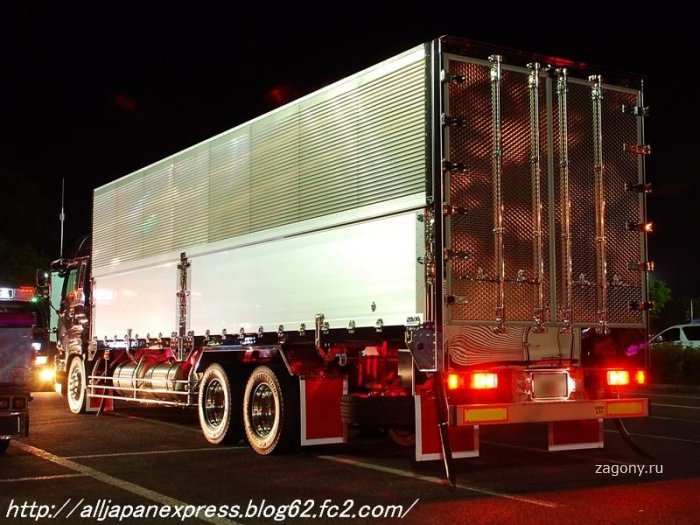 Подборка сумасшедшего тюнинга грузовиков (28 фото)