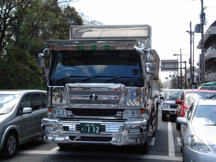 Тюнинг по-японски грузовики Декотора (18 фото)