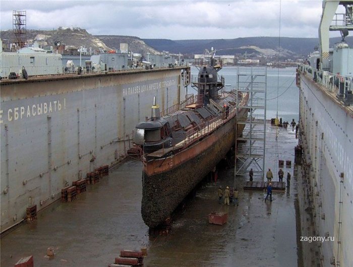 Украинская подводная лодка (20 фото)