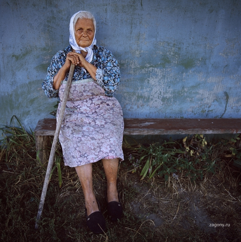 Старая бабушка писает. Бабушка в деревне. Деревенская бабушка. Старушка в деревне. Бабуля в деревне.