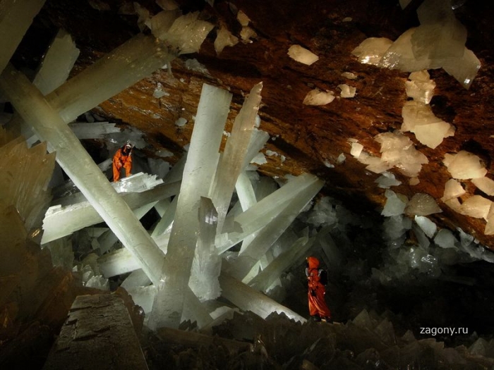 Невероятная пещера с огромными кристаллами (20 фото)