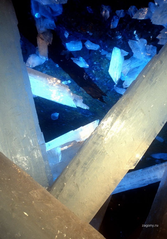 Невероятная пещера с огромными кристаллами (20 фото)