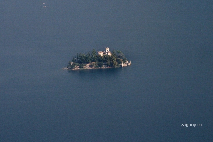 Невероятно красивый замок на острове (18 фото)