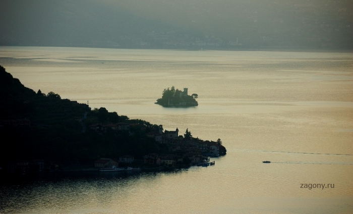 Невероятно красивый замок на острове (18 фото)
