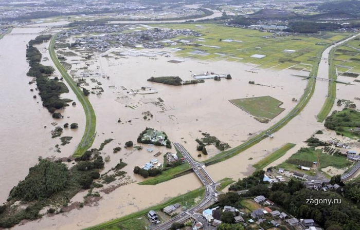 Тайфун Роке обрушился на Японию (9 фото)