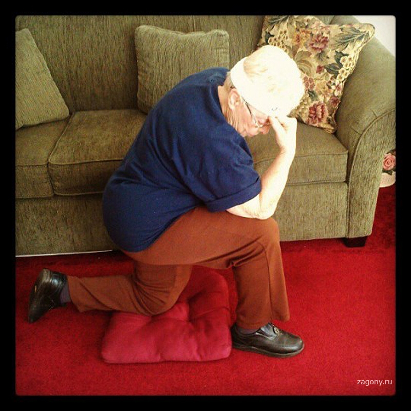 Бабушка позирует. Старушка на коленях. На коленках у бабушки.