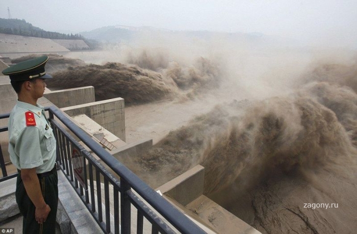 Процесс водосброса на китайской ГЭС (6 фото)