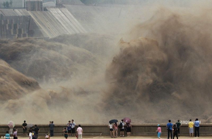 Процесс водосброса на китайской ГЭС (6 фото)