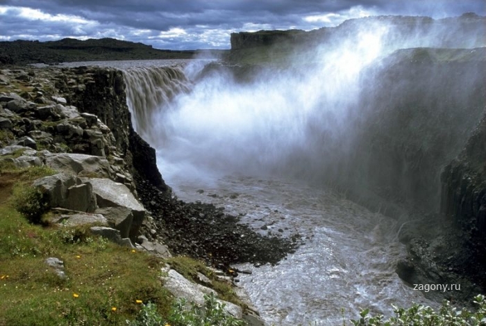Деттифосс - самый мощный водопад в Европе (8 фото)