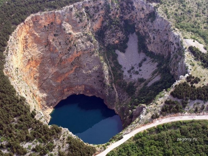 6 самых живописных природных дыр в земле (18 фото)