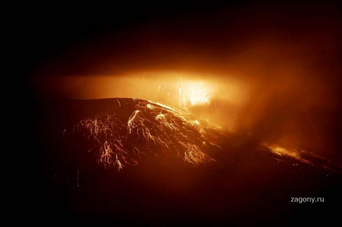 В Эквадоре извергается вулкан Тунгурахуа (7 фото)