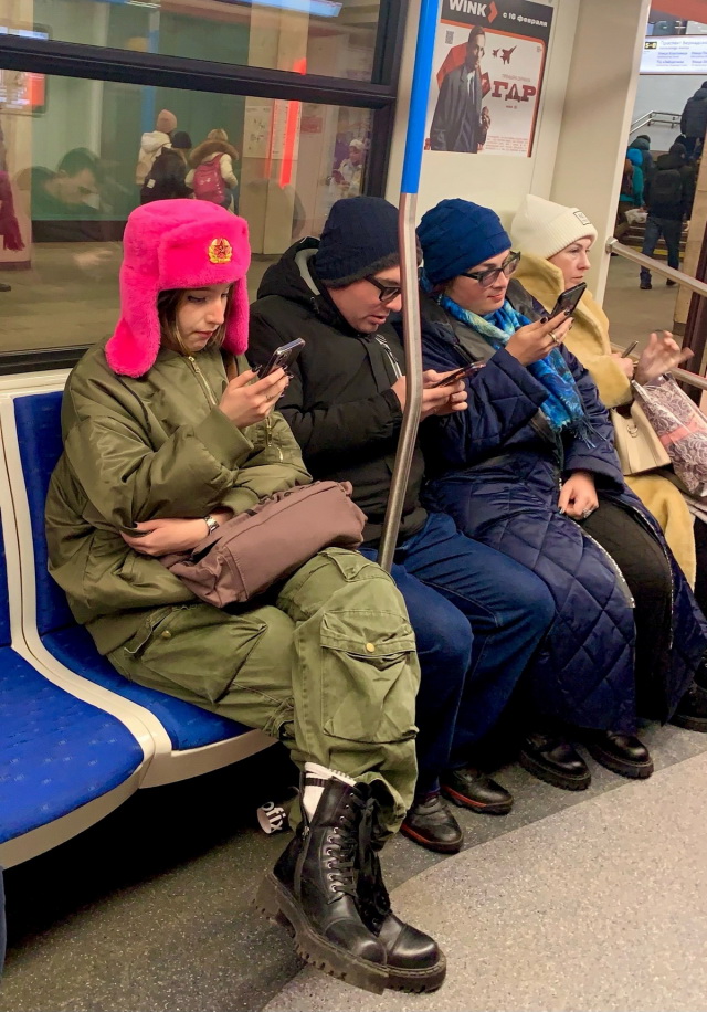 Стиляги в метро (17 фото)